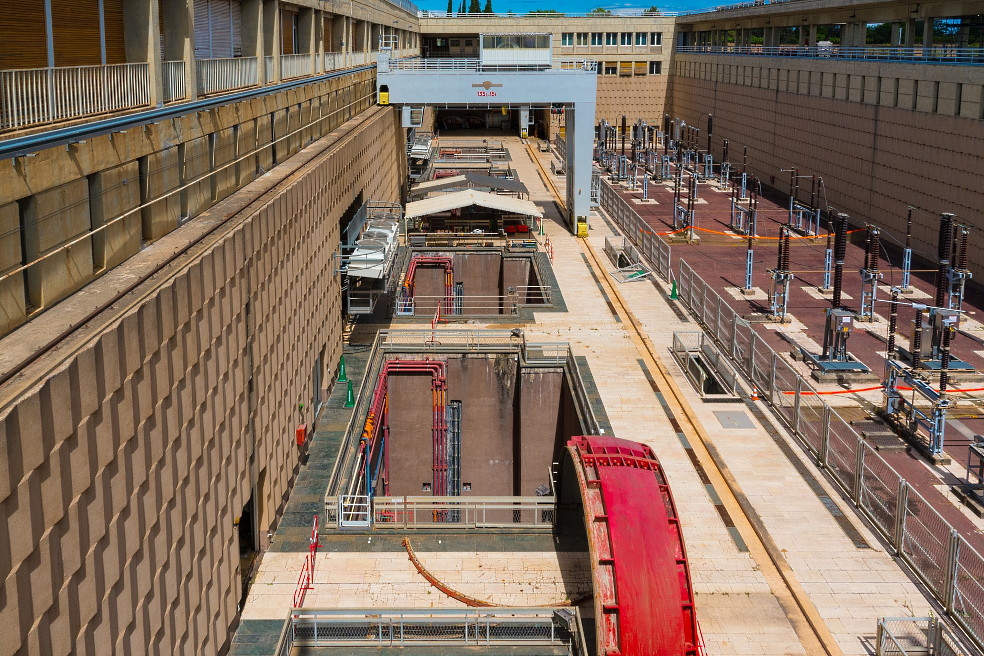 Малые и средние ГЭС также характеризуются более низкими требованиями в плане безопасности, автоматизации, производственных затрат, стоимости строительства и квалификации персонала