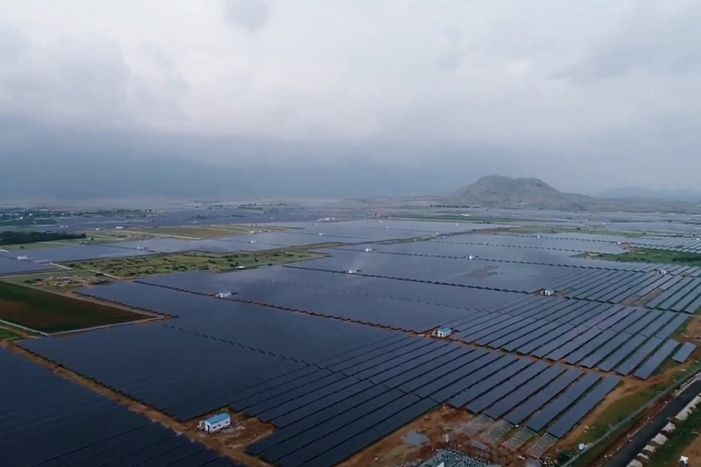 Лучистая энергия, которая достигает уровня моря в полдень при ясном небе в умеренных широтах, равна 1000 Вт / м²