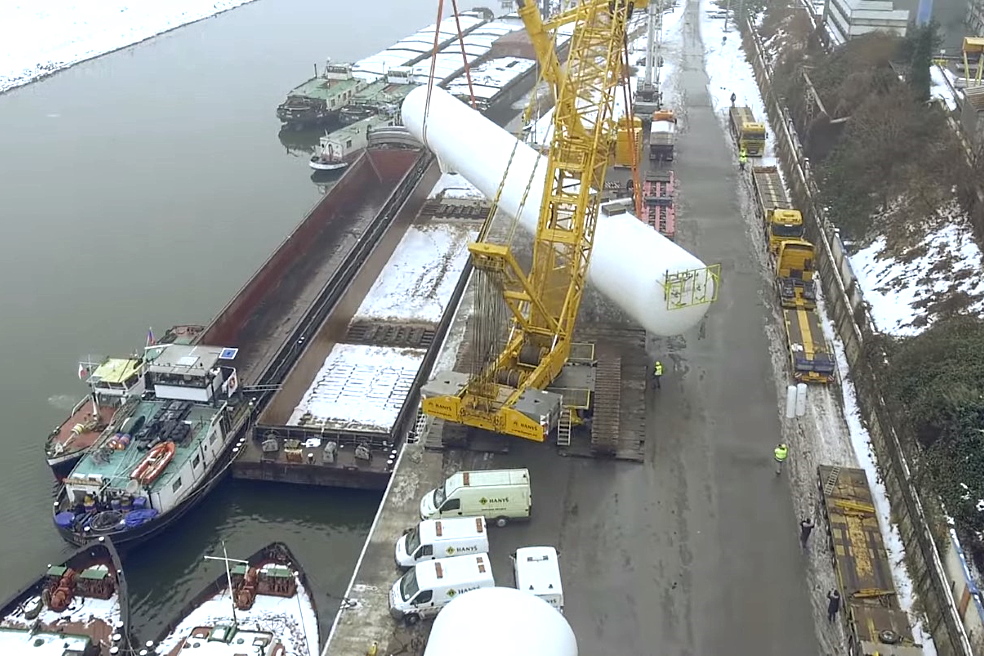 Ситуация изменилась с появлением СПГ: природный газ стал жидким, и теперь его стало очень легко транспортировать на грузовиках или кораблях Ситуация изменилась с появлением СПГ: природный газ стал жидким, и теперь его стало очень легко транспортировать на грузовиках или кораблях