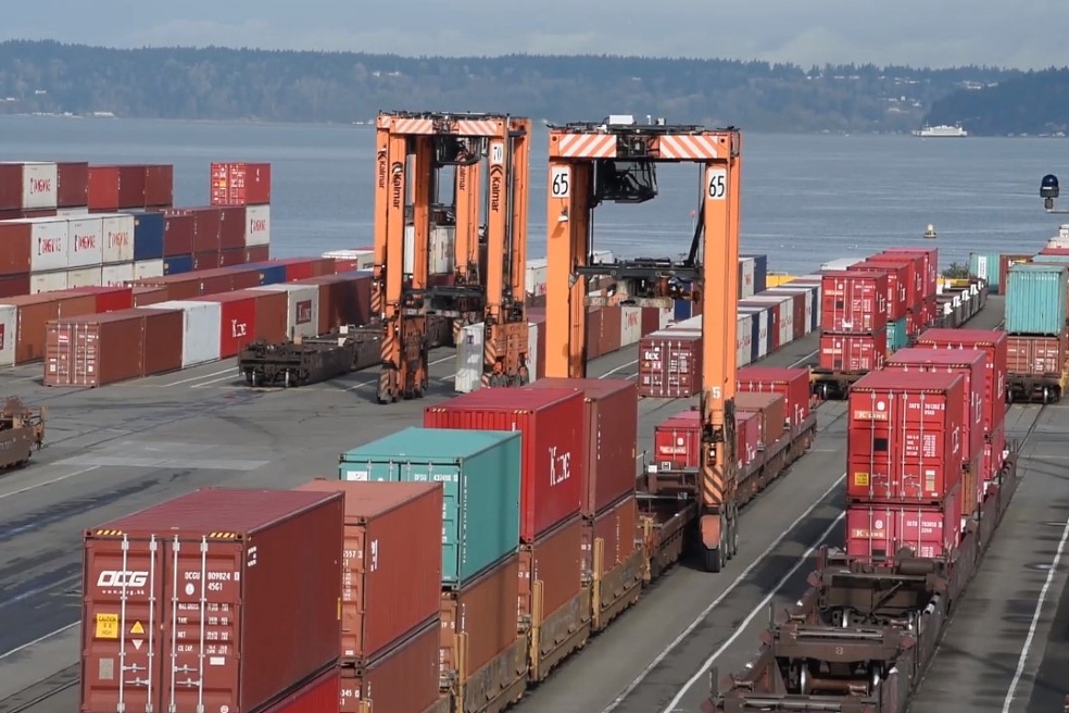 Современные порты пытаются улучшить процесс координации всех аспектов производства и распределения товаров, чтобы гарантировать, что нужная продукция доставляется на нужные рынки в нужное время